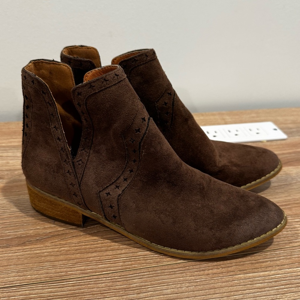 Mi.iM brown suede booties size 7.5 casual boho  with western flair!